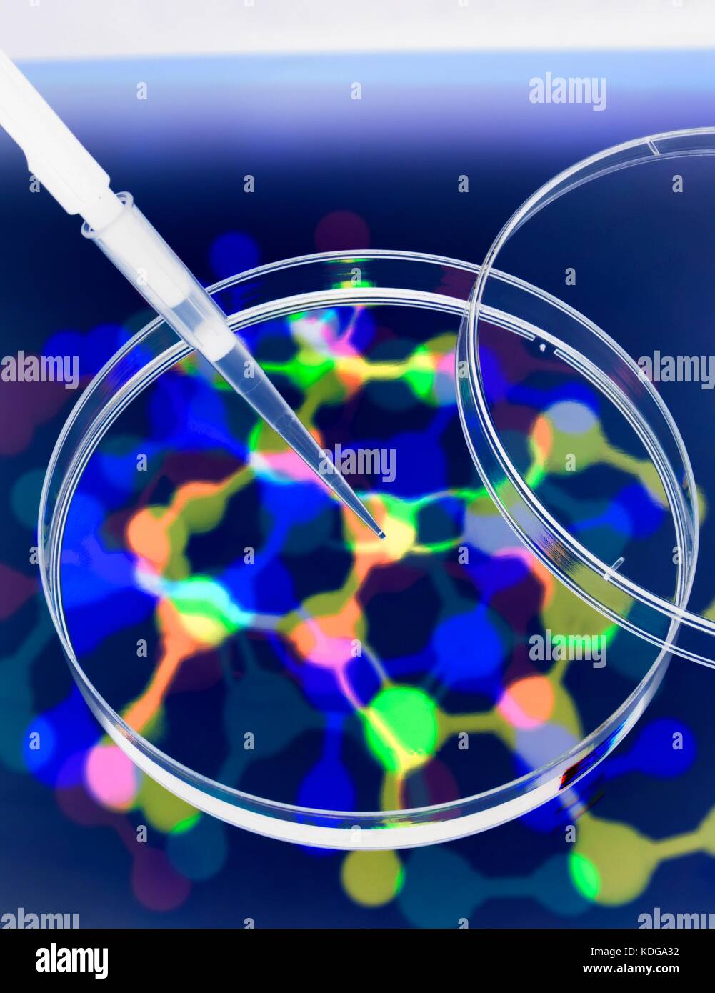 Fotogramm Stil Foto in mehrere Aufnahmen eines molekularen Modell, Pipettieren und Petrischalen der reinen Forschung zu veranschaulichen. Stockfoto