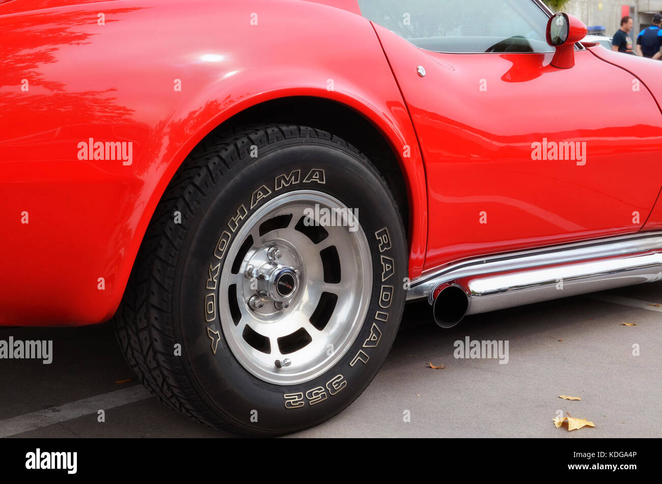 Sitzung des klassischen amerikanischen Autos. Hinterrad des roten Chevrolet Corvette C3 Stingray (von 1968 bis 1982 übernommen.) Yokohama radial 352 Reifen Stockfoto