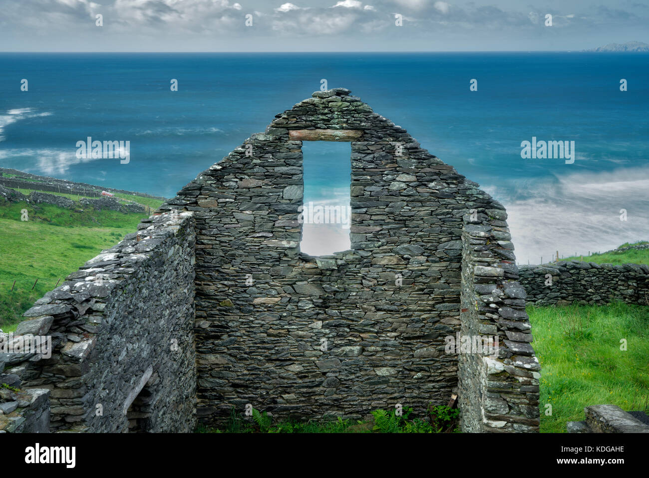 Haus aus Stein Ruinen. Slea Head Drive. County Kerry, Irland Stockfoto
