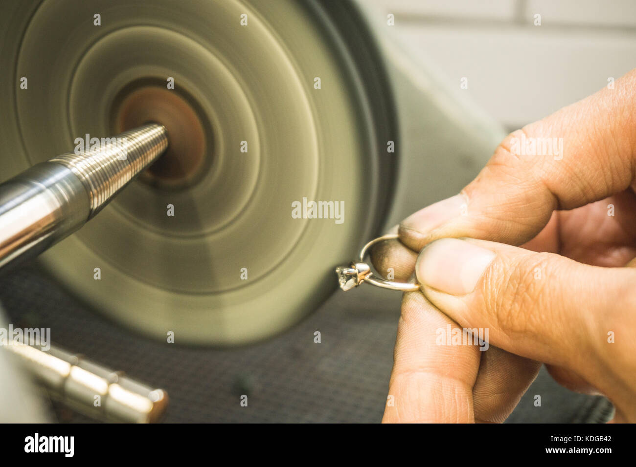 Pflege der kostbaren Diamantring in Schmuck workshop Stockfoto