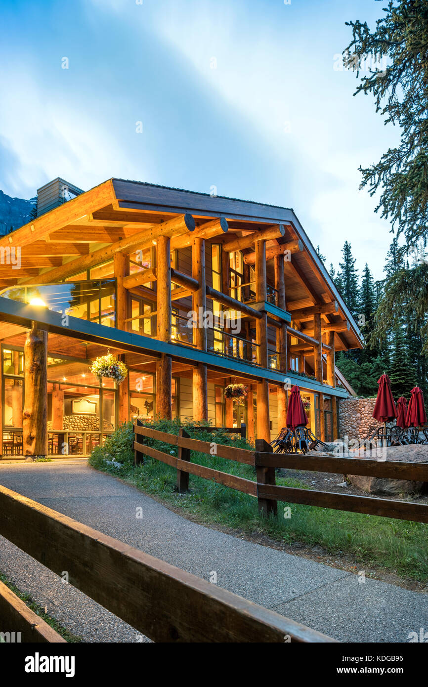 Beleuchtete luxuriöses Haus in den Bergen anmelden Stockfoto