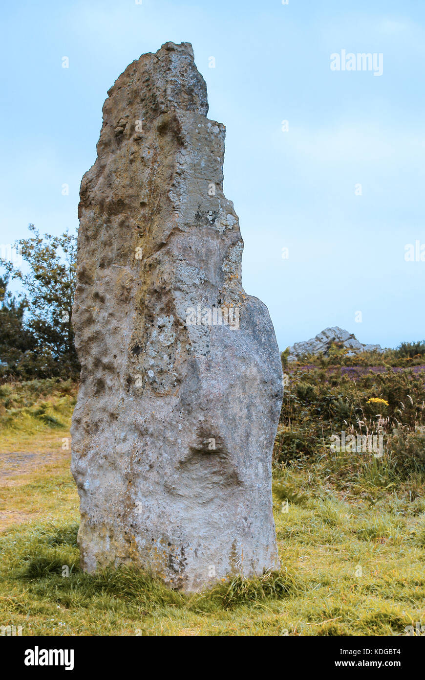Menhir in der Nähe der "Cap de la Chèvre" in der Bretagne. Stockfoto