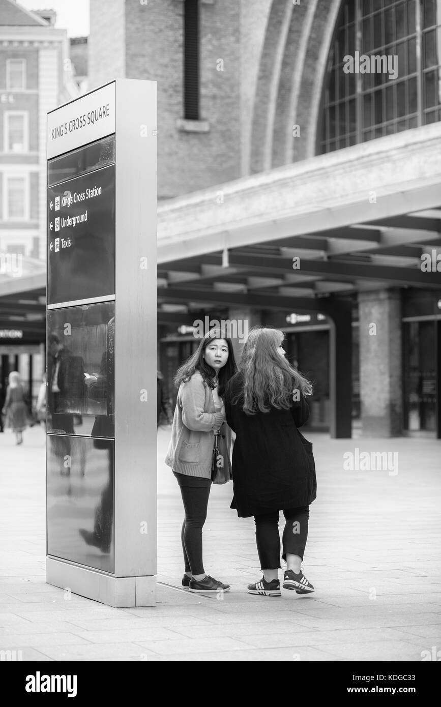 Die London Street Fotografie genommen um Kings Cross und Trafalgar Square, die versuchen, die ahnungslos in den meisten natürlichen Schüsse, die getroffen werden können, zu erfassen. Stockfoto