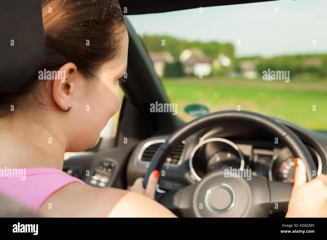 Porträt der glückliche junge Frau das Auto fahren Stockfoto