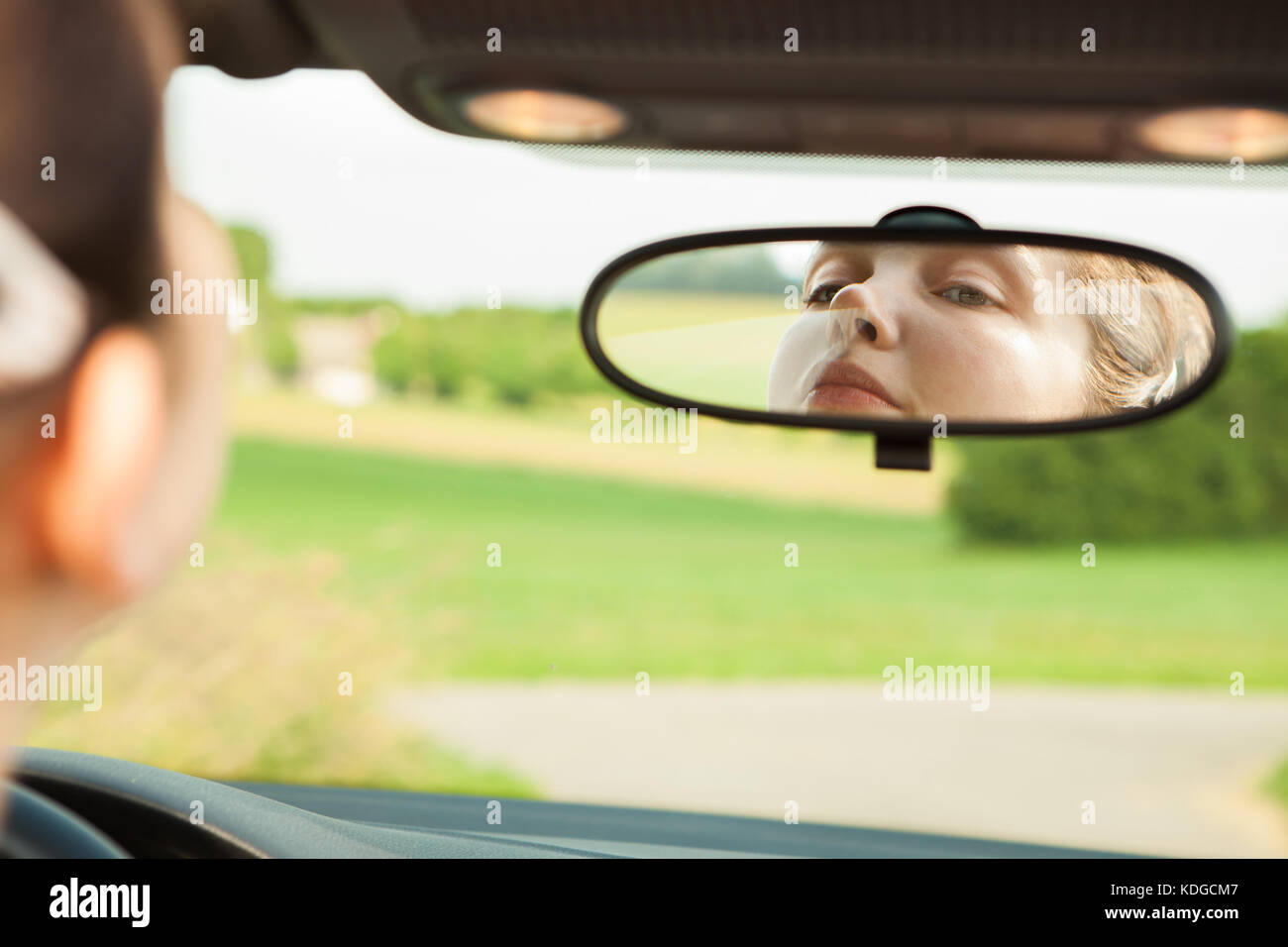 Female Driver Überprüfung Der Außenspiegel Lizenzfreie Fotos