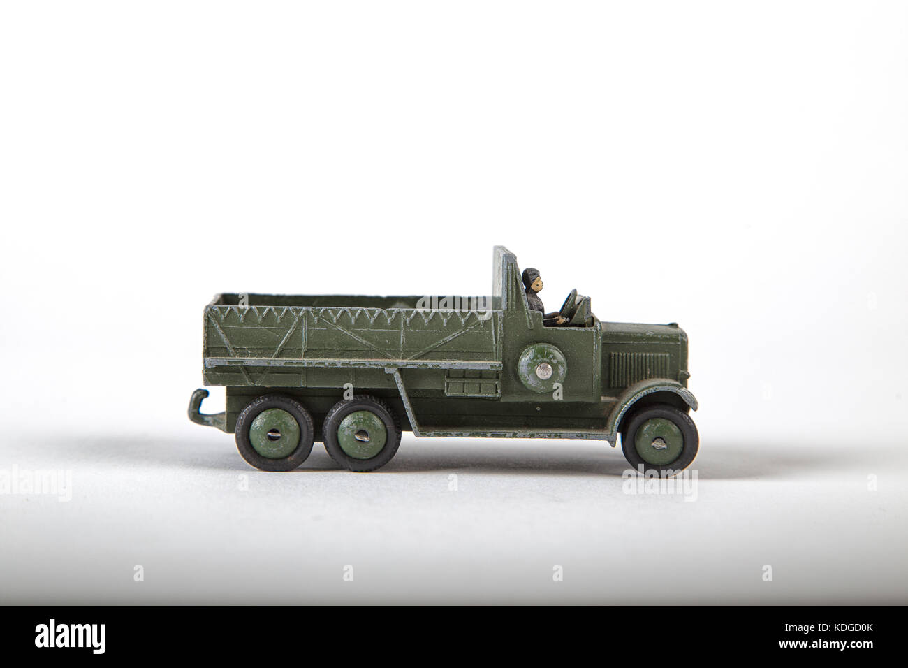 Vintage Spielzeug Druckguss Army truck von Dinky Toys aus England in den 30er Jahren. isoliert und auf weißen Schoß Stockfoto