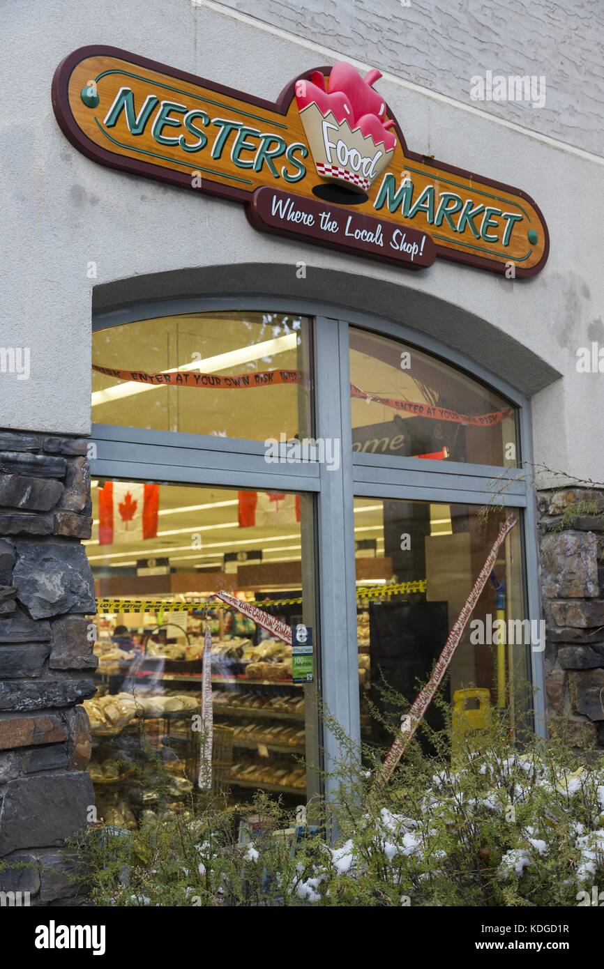 Nesters Markt upscale Lebensmittelgeschäft außerhalb Fenster in der Innenstadt von Banff, Alberta, Kanada Stockfoto