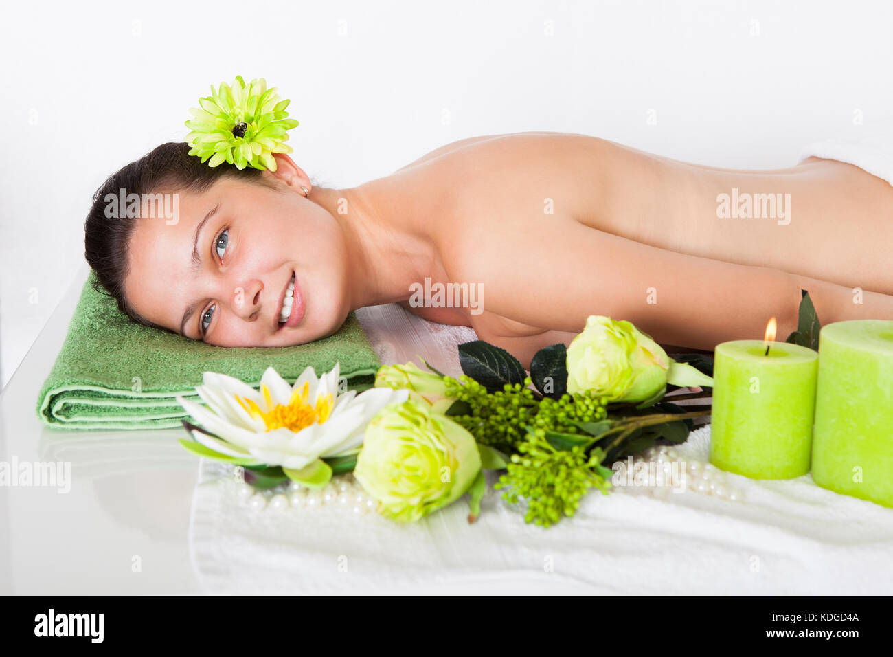 Schöne junge Frau Entspannung in einem Spa Stockfoto