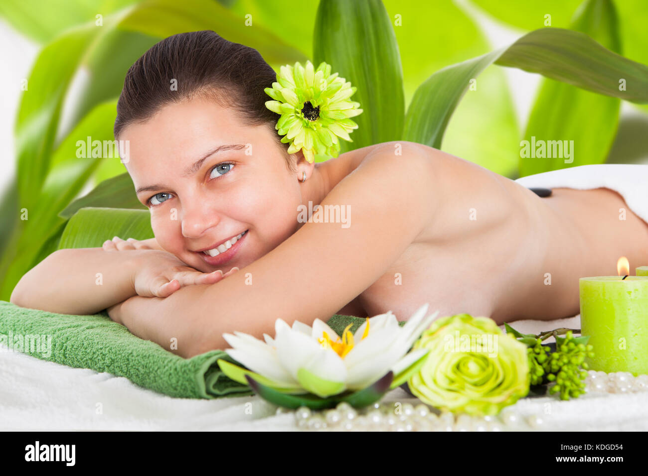 Schöne junge Frau Entspannung in einem Spa Stockfoto
