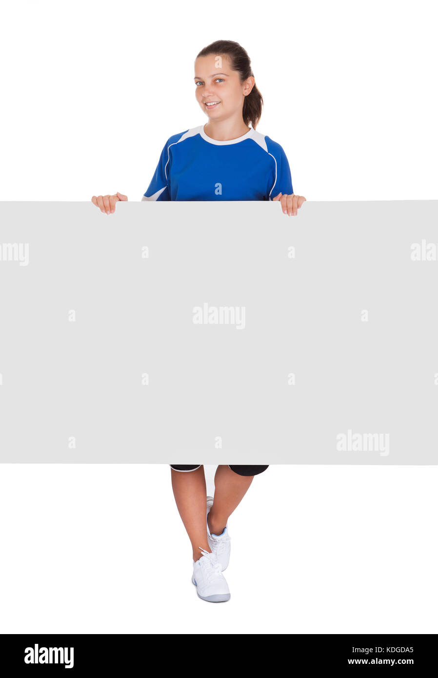 Glückliche junge Frau mit leere Plakette auf weißem Hintergrund Stockfoto