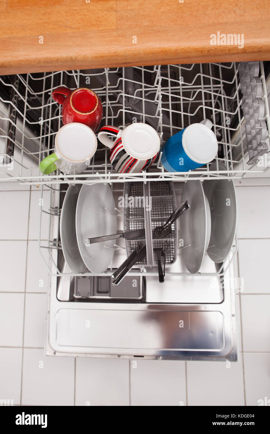 High Angle View Of Geschirr In Spülmaschine Stockfoto