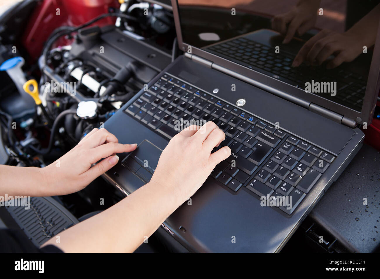Nahaufnahme von Hand eingeben, auf einem Computer In einer Garage Stockfoto