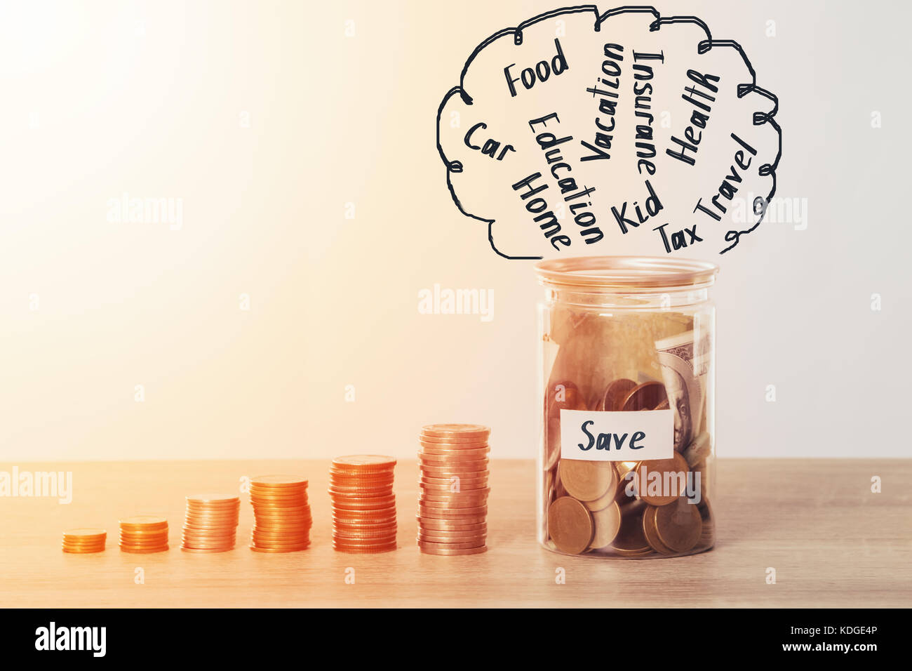 Geld sparen, Münze mit Münzen und Bank im kässeli für Geld sparen Plan für Haushalt Stapel Stockfoto