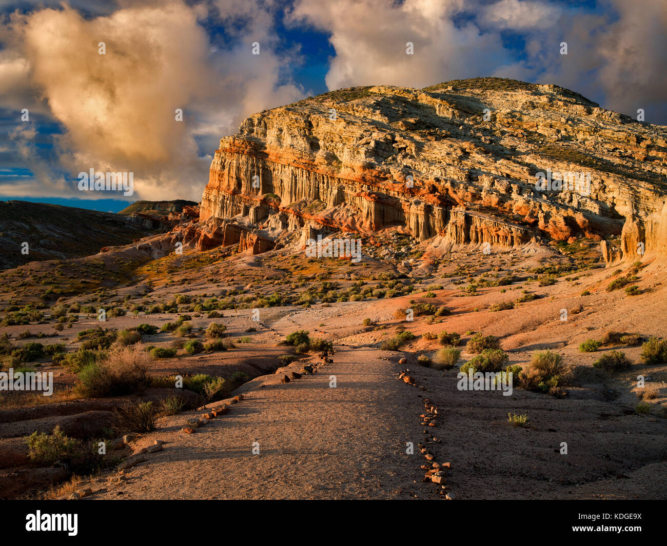 Felsformationen und den Pfad mit. Red Rock Canyon State Park, Kalifornien Stockfoto