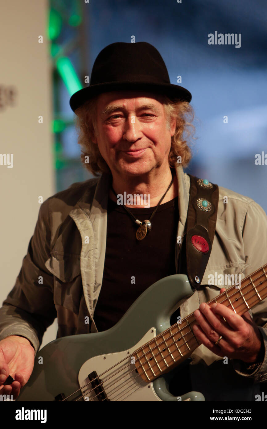 Frankfurt am Main, Deutschland. 13 Okt, 2017. Bass Player steffi Stephan führt auf der Bühne leben. deutsche Veteran Rock Musiker Udo Lindenberg Leben auf der Frankfurter Buchmesse durchgeführt. Die Performance war Teil der Präsentation der neuen Foto Buch von deutschen Fotografin tine acke tšrker als Zeit-sterben stadiontourõ (stärker als die Zeit - die Stadion Tour) über Udo lindenbergõs neueste Tour sterben. Er auf der Bühne von Mitgliedern seiner panikorchester unterstützt wurde. Credit: Michael debets/Pacific Press/alamy leben Nachrichten Stockfoto