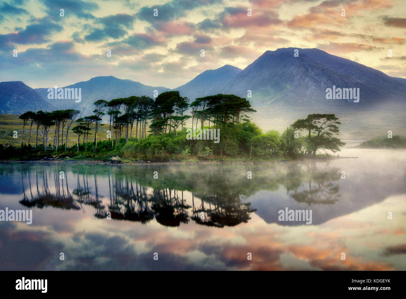 Sonnenaufgang am derryclare Loch/See mit einigen der 12 ben Berge. County Galway, Connemara, Irland Stockfoto