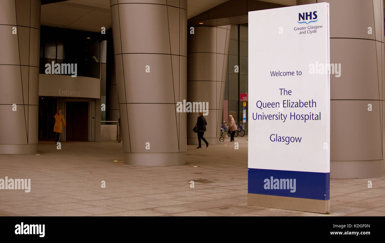 Queen Elizabeth University Hospital, königlichen Krankenhaus für Kinder, Patienten zu Fuß in den vorderen Eingang mit Zeichen Text Name Stockfoto