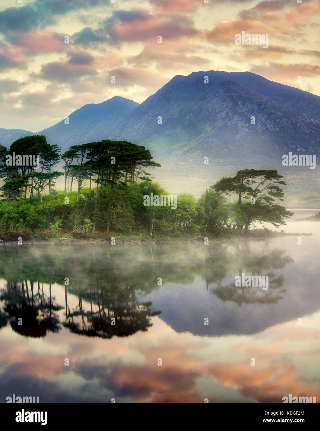 Sonnenaufgang am derryclare Loch/See mit einigen der 12 ben Berge. County Galway, Connemara, Irland Stockfoto