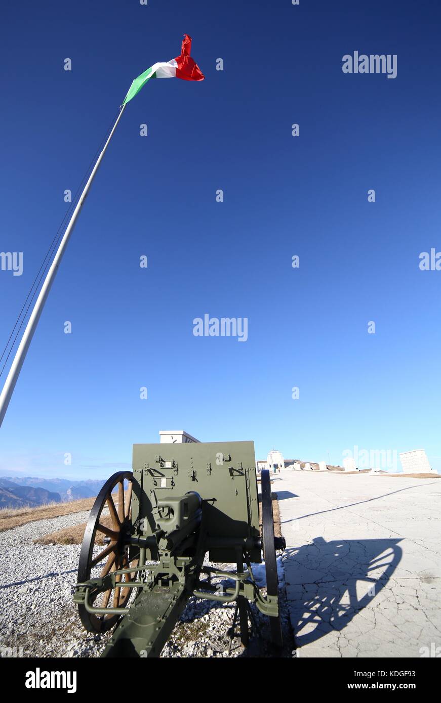 Vicenza, vi, Italien - 8. Dezember 2015: Kriegerdenkmal des Ersten Weltkrieg genannt ossario del Monte Grappa. italienische Flagge und eine alte Kanone Stockfoto