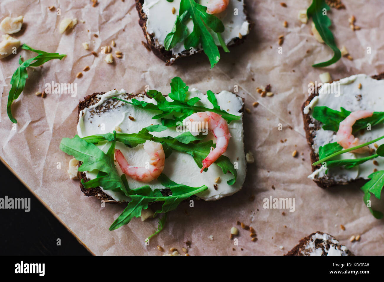 Die Sandwiches auf Korn Brot mit Ricotta und Garnelen Stockfotografie ...