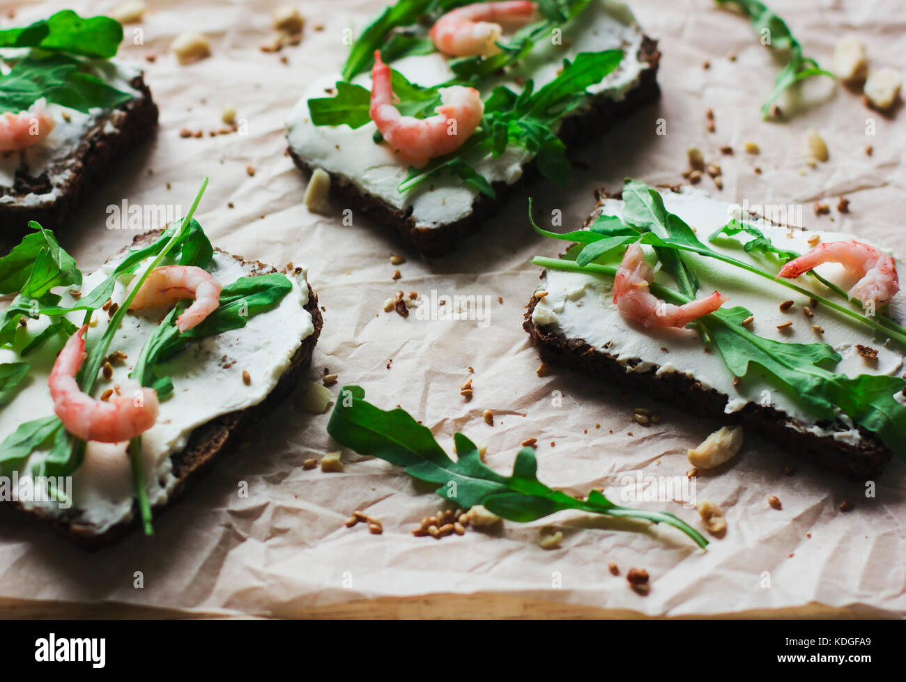 Die Sandwiches auf Korn Brot mit Ricotta und Garnelen Stockfotografie ...