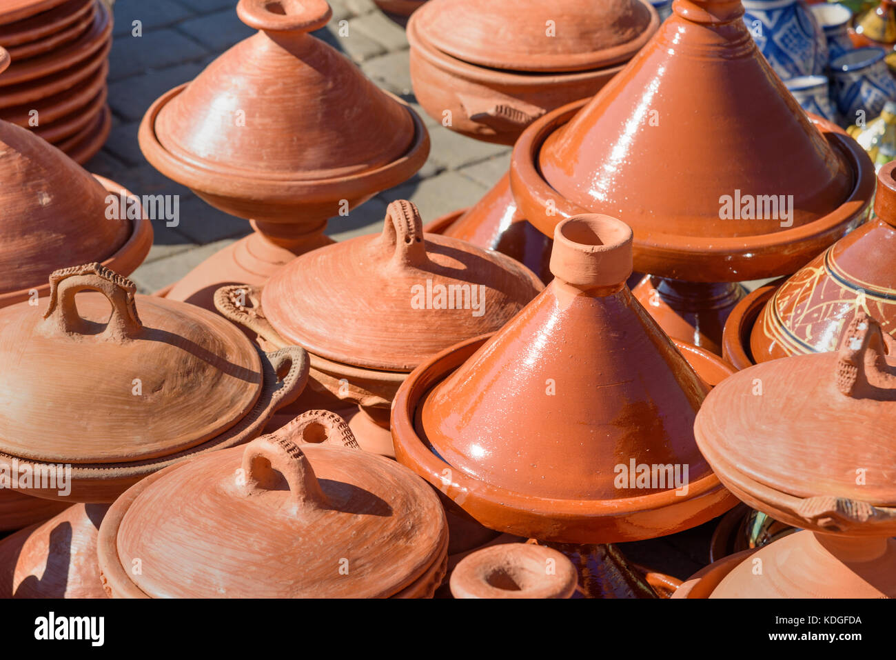 Traditionelle Keramik tagins zum Verkauf in Stadt Markt in Meknes. Marokko Stockfoto