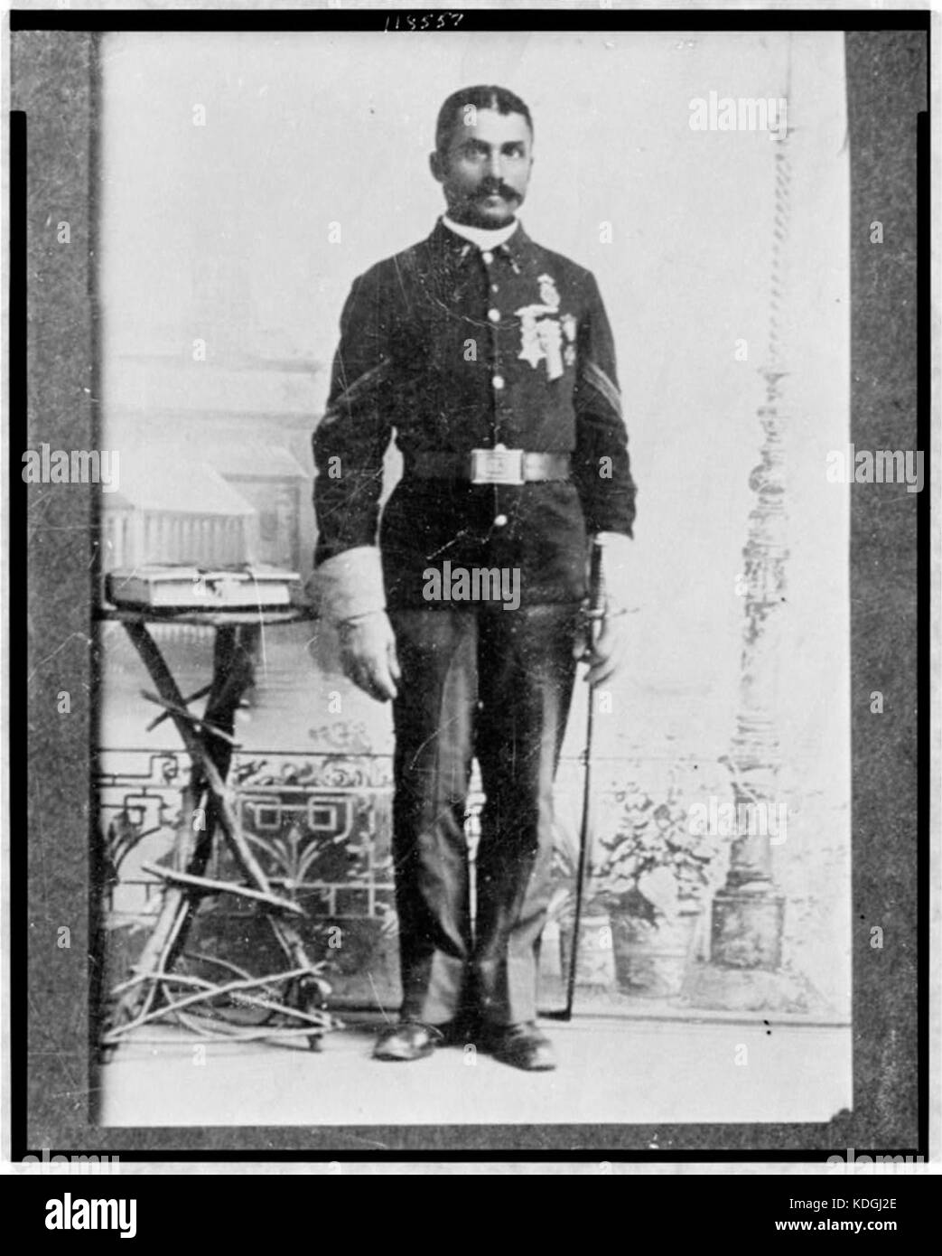 Sgt. Brent Woods, in voller Länge Porträt, stehend, mit leicht nach rechts LCCN 97506075 Stockfoto