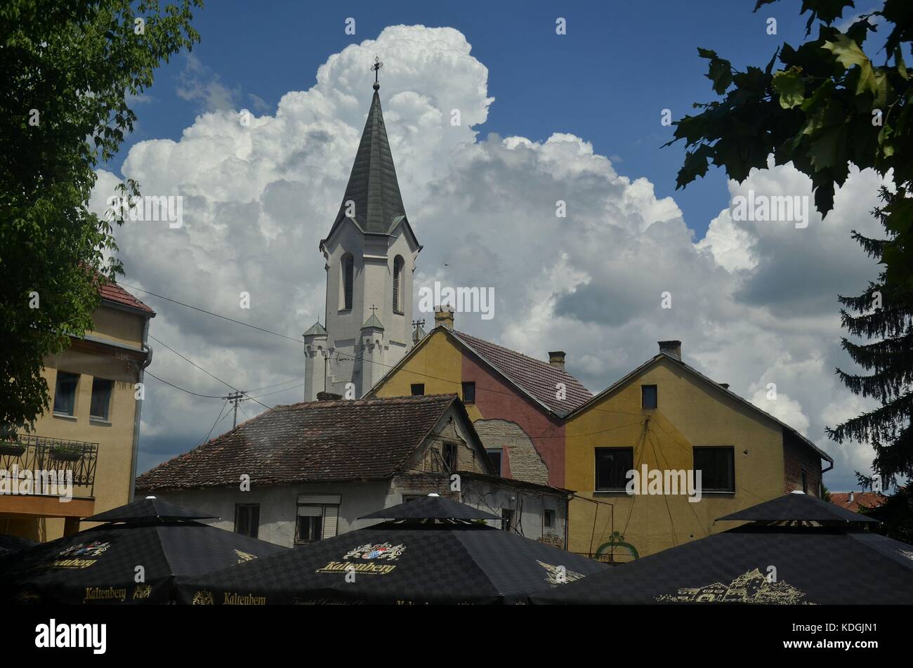 Wolken über der katholischen Kirche von (Bosanska Gradiska, Bosnien) Stockfoto