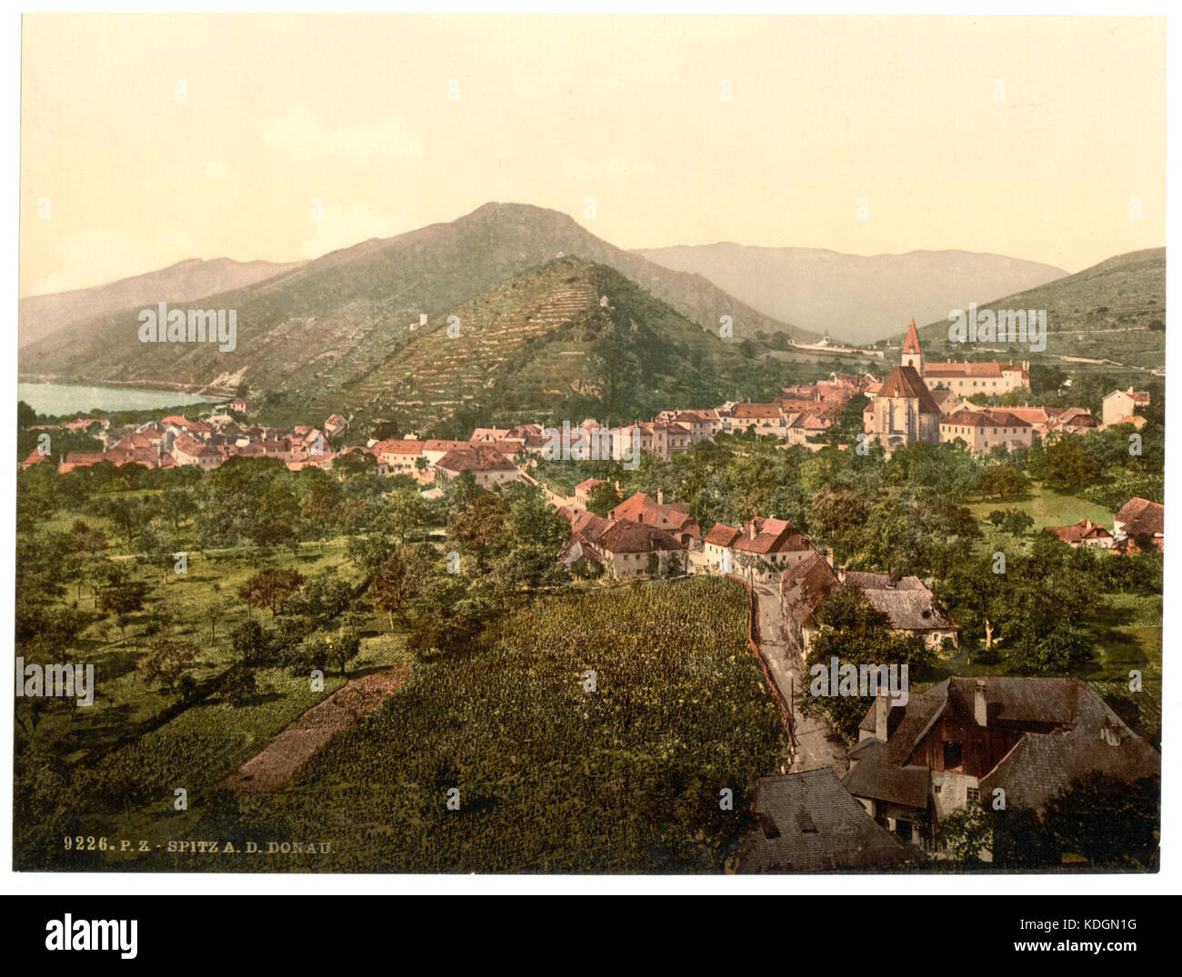 Dieses Foto zeigt einen Blick auf Spitz, eine Stadt in Niederösterreich, während der Zeit des österreichisch-ungarischen Reiches. Das Bild bietet einen Einblick in den architektonischen Stil und die ländliche Landschaft der Gegend während des späten 19. Oder frühen 20. Jahrhunderts. Stockfoto