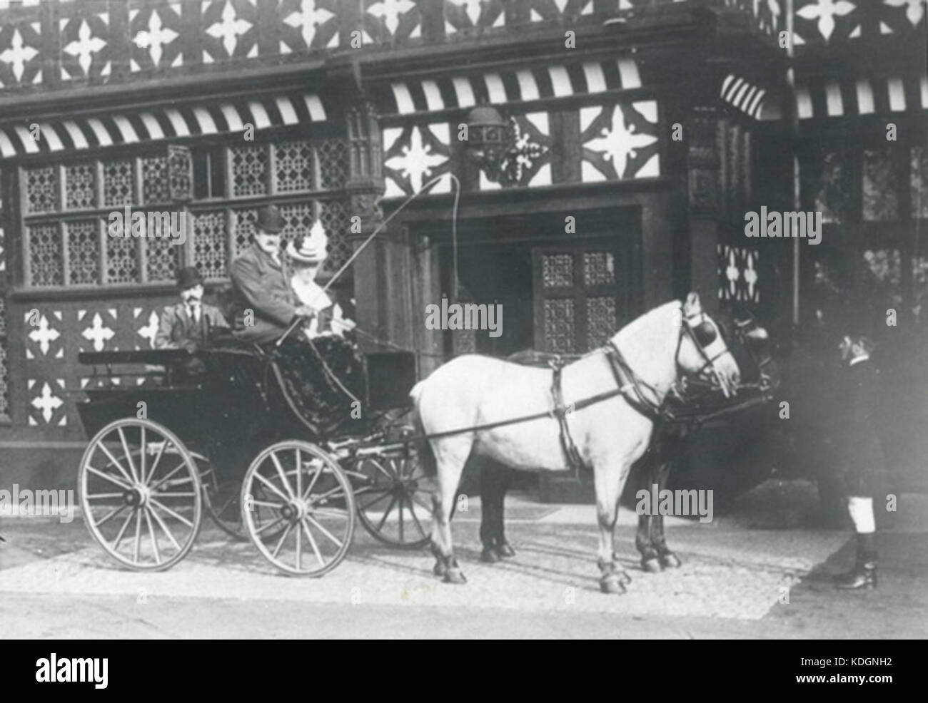 Pferd und Wagen an Bramall Hall 1897 Stockfoto