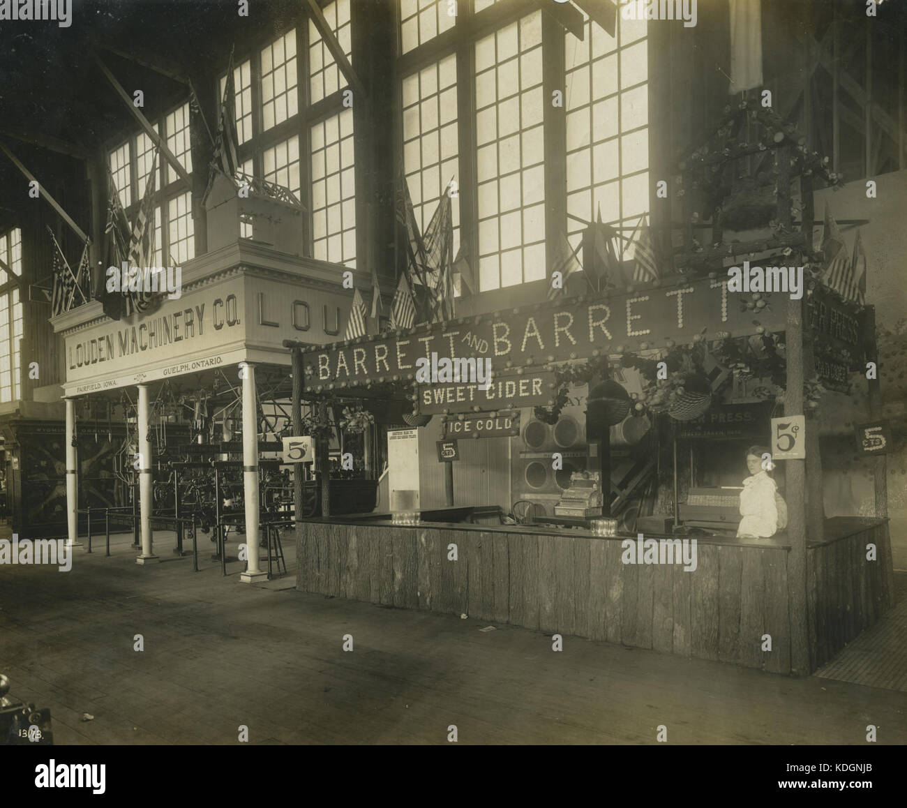 Louden Machinery Company und Barrett und Barrett Cidre zeigt im Palast der Landwirtschaft an der World's Fair 1904 Stockfoto