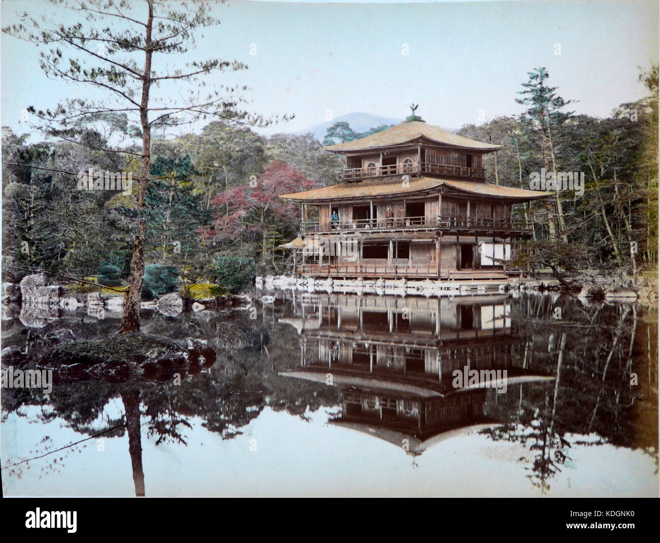 Eine Vintage-Fotografie aus Japan aus dem Jahr 1886, die Szenen des täglichen Lebens und der Kultur während der Meiji-Zeit einfängt. Dieses Bild bietet einen Einblick in die rasche Modernisierung Japans während dieser Ära. Stockfoto