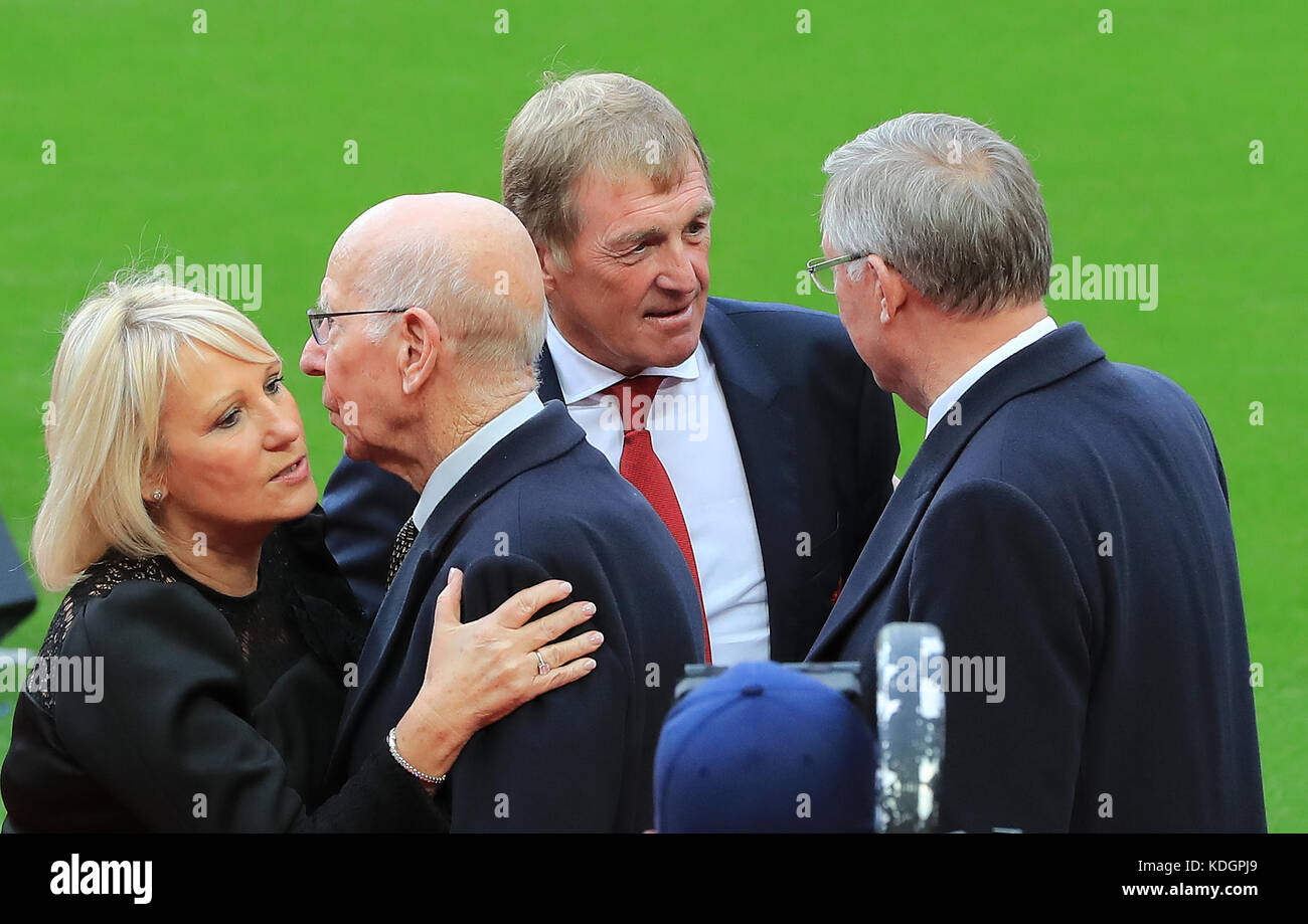 Kenny Dalglish wird von Sir Alex Ferguson während der Kenny Dalglish  Standeröffnung in Anfield, Liverpool, begrüßt Stockfotografie - Alamy