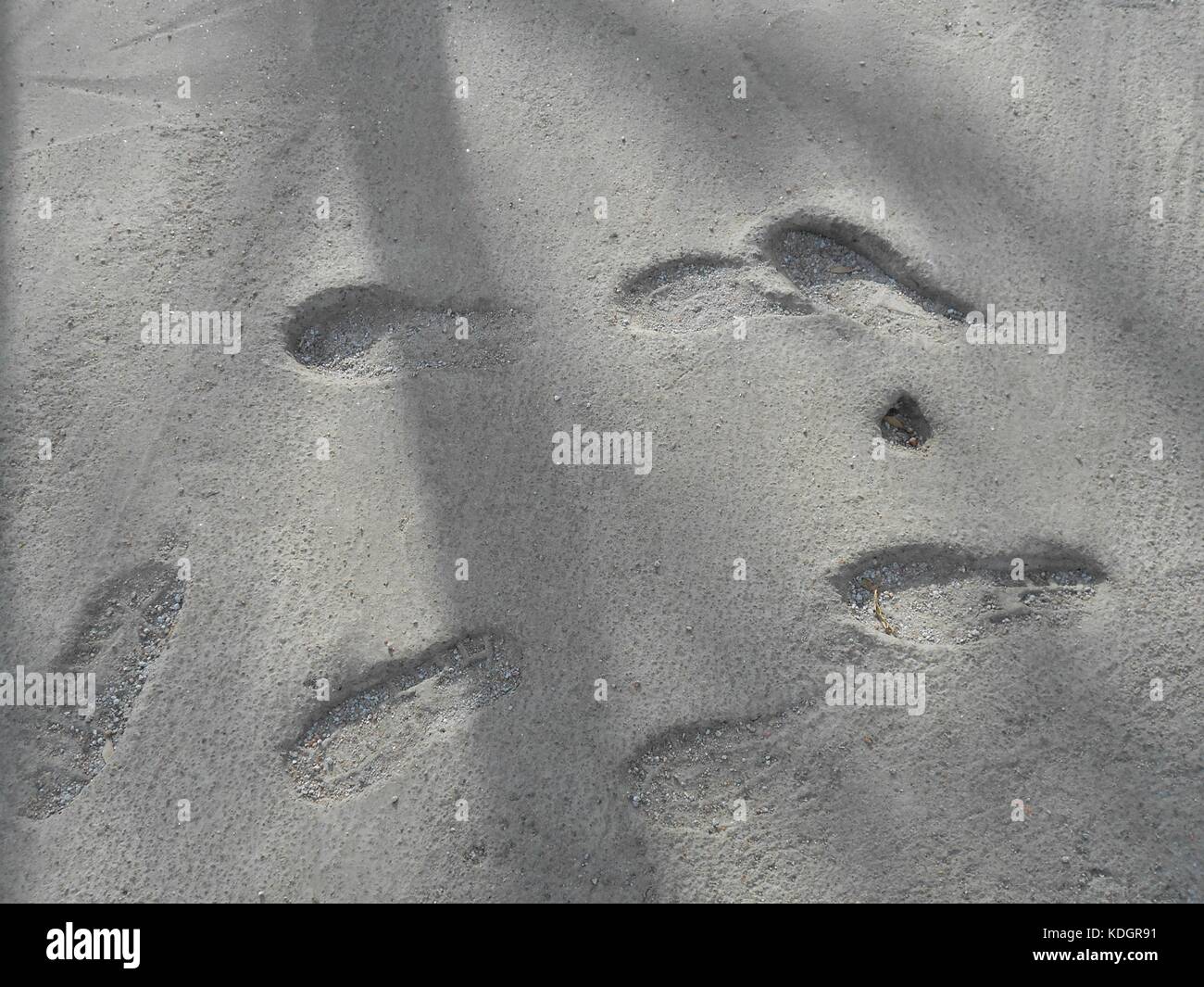 Spuren menschlicher Füße in Schuhe in einem gefrorenen Zement. Stockfoto