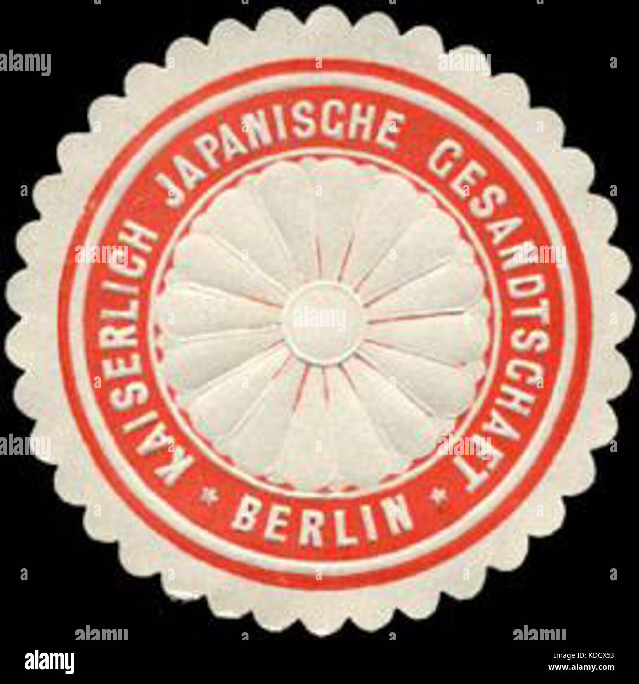 Ein historisches Siegel der Kaiserlich Japanischen Botschaft in Berlin, das die diplomatischen Beziehungen zwischen Japan und Deutschland während des frühen 20. Jahrhunderts repräsentiert. Stockfoto