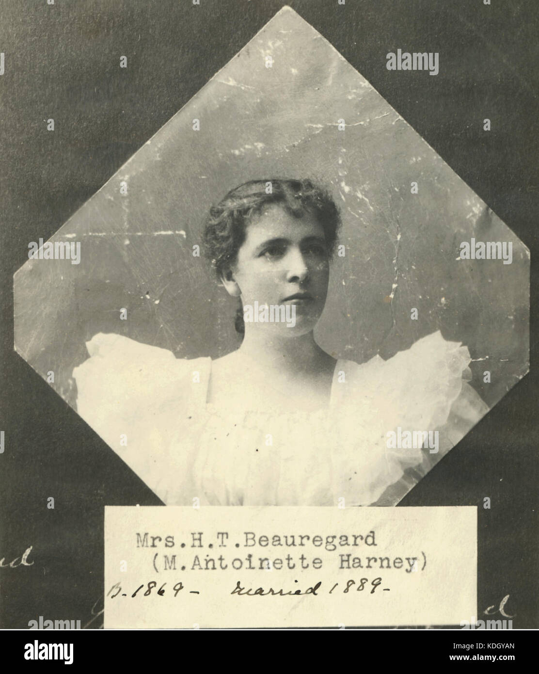 Dieses Foto zeigt Mrs. H.T. Beauregard, auch bekannt als M. Antoinette Harney, in einem historischen Moment mit ihrer Verbindung zur Geschichte von Missouri und den Archiven, die von der Missouri Historical Society aufbewahrt wurden. Stockfoto