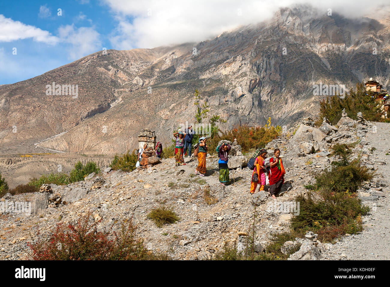 Muktinath, Nepal - Oktober 02, 2012 - der Gruppe der nepalesischen Frauen geht an die Muktinath Bügel Stockfoto