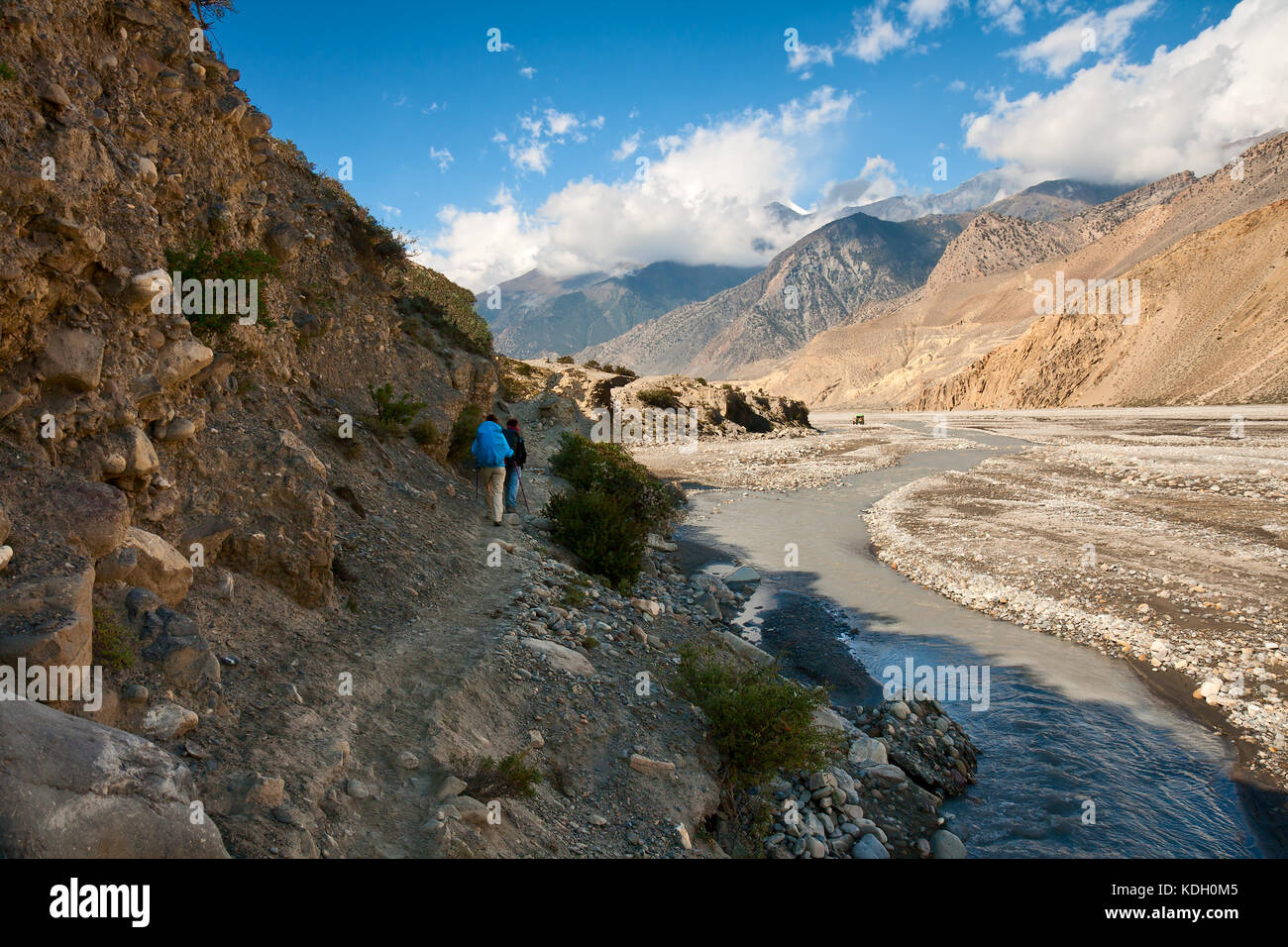 Trekking im Himalaya. zwei Reisende gehen entlang des Flusses Kali Gandaki Stockfoto