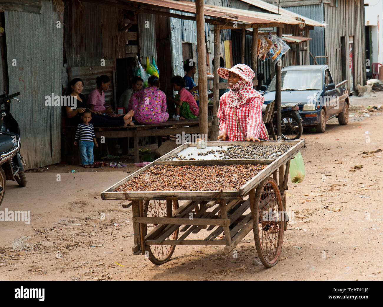 Vorort Sihanoukville, Kambodscha. 26. Februar 2013 - eine Frau auf der Straße verkauft lokales Essen Stockfoto