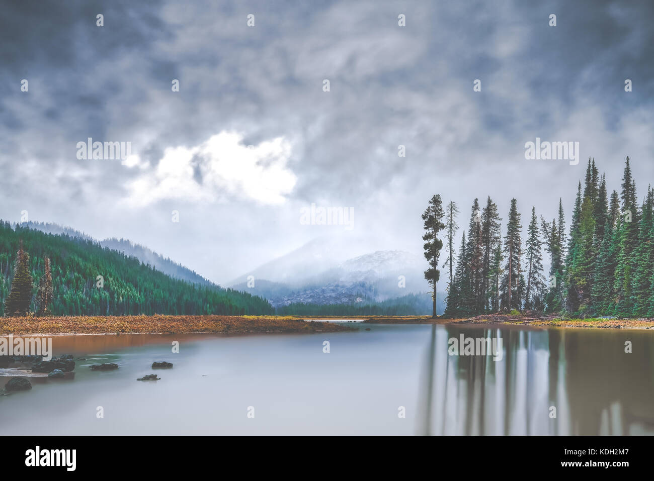 Ein Herbststurm bringt Schneefall zu Beginn der Saison der Cascade Range an Funken See im Deschutes National Forest in der Nähe von Bend, Oregon, United States Stockfoto