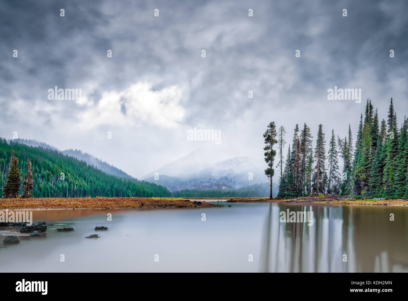 Ein Herbststurm bringt Schneefall zu Beginn der Saison der Cascade Range an Funken See im Deschutes National Forest in der Nähe von Bend, Oregon, United States Stockfoto