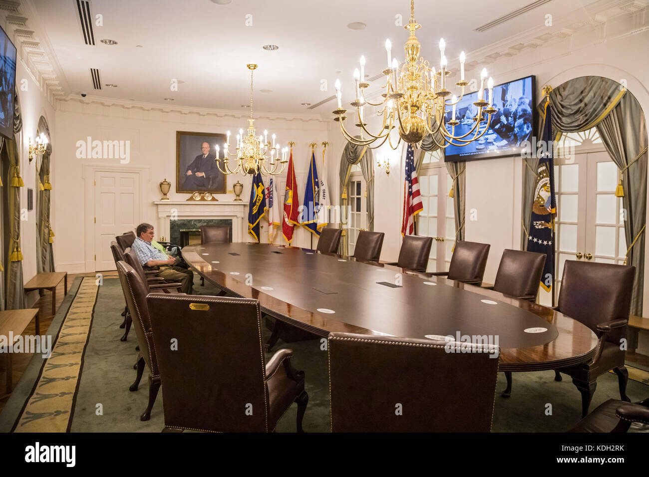 Grand Rapids, Michigan - Besucher sitzen am Tisch in der Replik des Weißen Hauses Kabinett Zimmer des Gerald Ford presidential Museum. Stockfoto