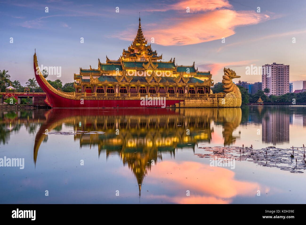 Yangon, Myanmar an Karaweik-halle folgen in Kandawgyi Palace Royal Lake. Stockfoto