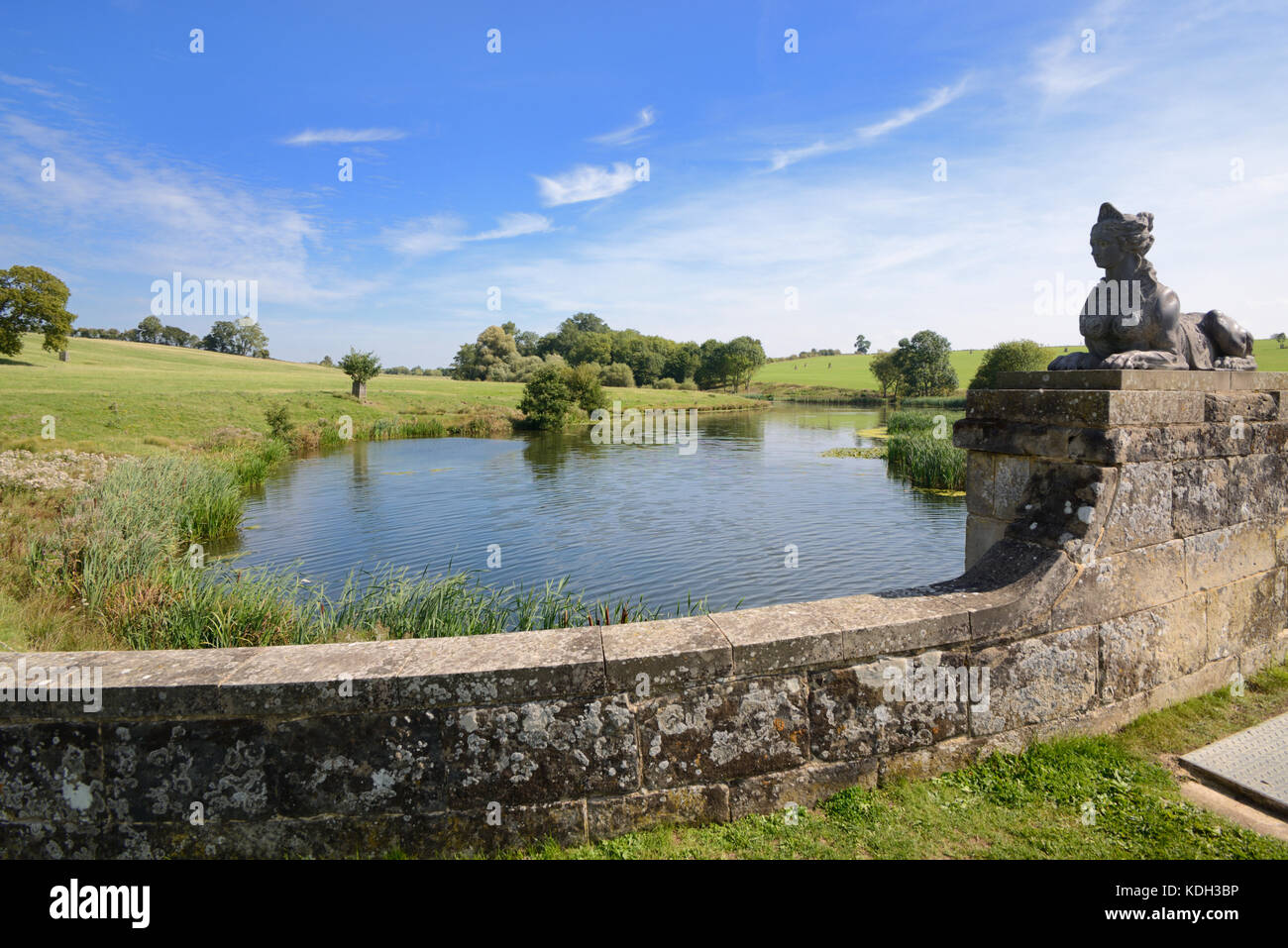 Typisch englische Landschaft oder Braune Landschaft, See und Brücke im Compton Verney House, Warwickshire, England Stockfoto