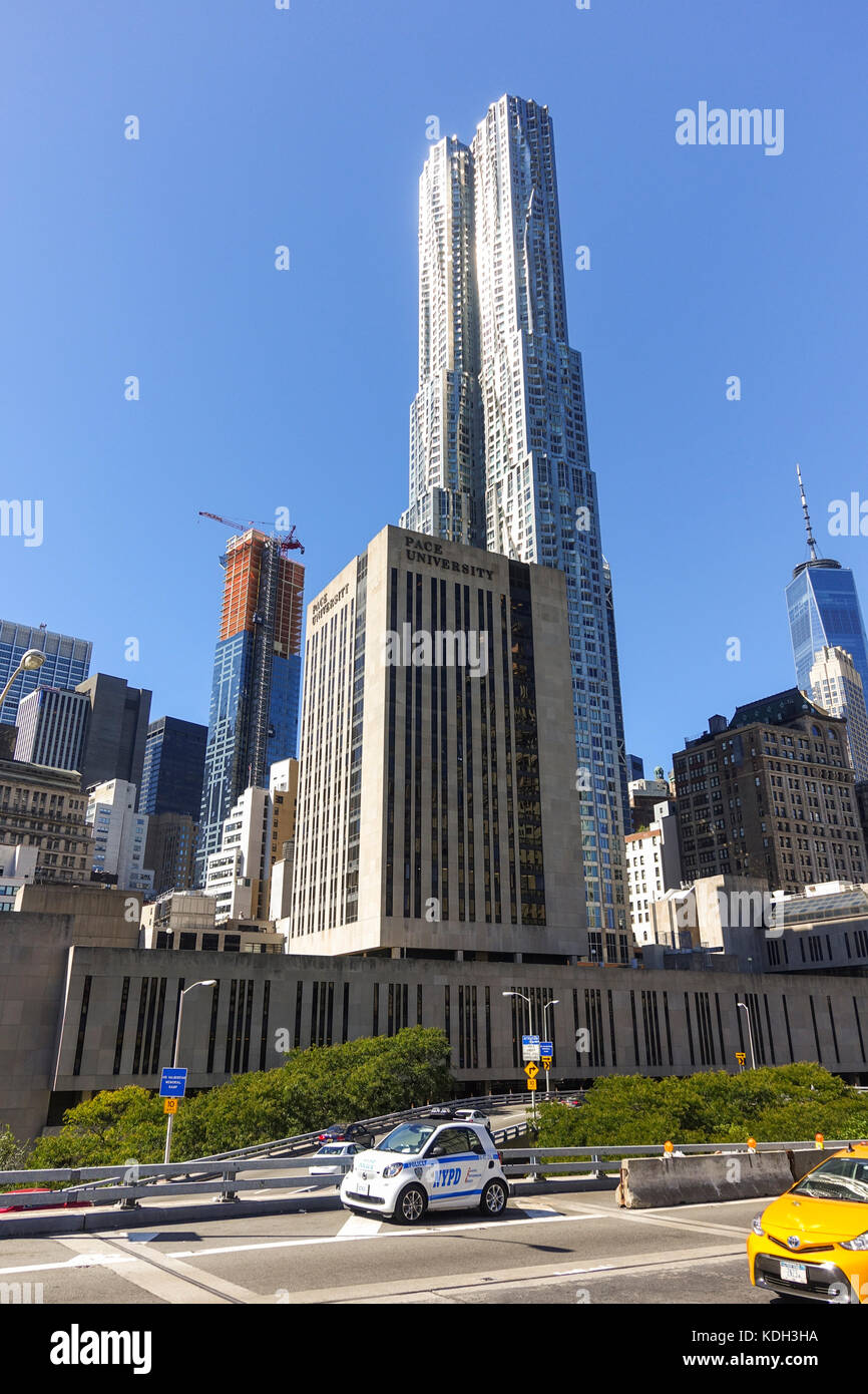 8 Spruce Street Tower, Tempo und private Universität vor, Woolworth Building (r), New York, Manhattan, USA. Stockfoto