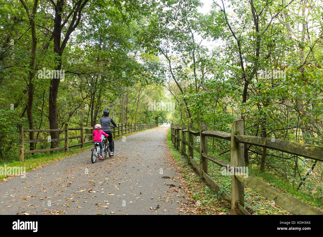 Mutter und Tochter Radfahren entlang Pfad Bushkill Creek in Easton, Lehigh Valley, Pennsylvania, United States. Stockfoto