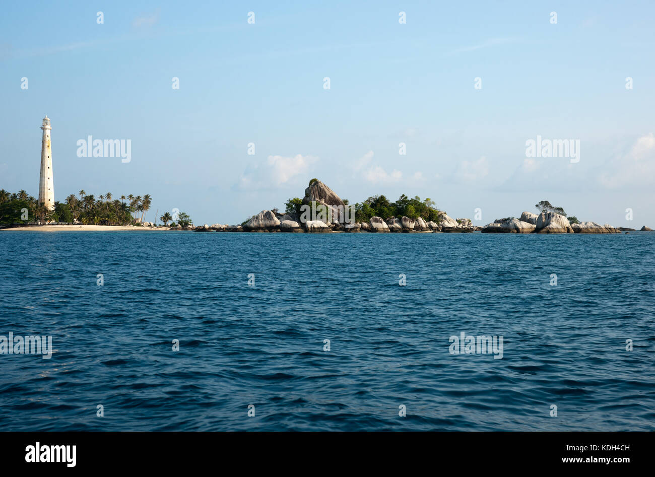 Weißen Leuchtturm auf der Insel belitung tagsüber keine Leute um. Stockfoto