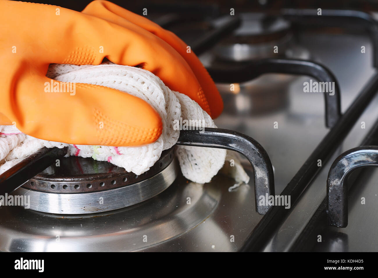 Bis Ansicht schließen der Hände in Handschuhe Reinigung Herd. Hausarbeit Konzept. Stockfoto