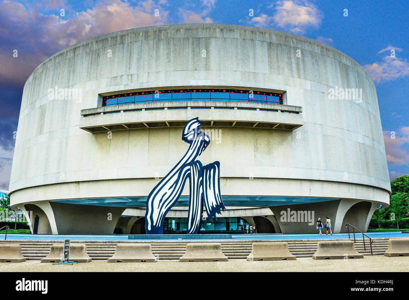 Die Vorderansicht des Hirshhorn Museum Gebäude mit Besuchern und der Skulpturengarten auf der National Mall in Washington, DC, USA Stockfoto
