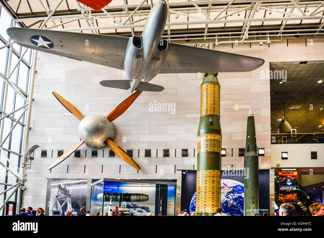 Eine Ausstellung von Interkontinentalraketen, Flugzeuge & riesigen Propeller mit hölzernen Klingen am National Air und Space Museum, Washington, DC, USA Stockfoto